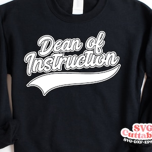 Puede incluir: Sudadera negra con texto blanco que dice "Dean of Instruction" en una fuente de estilo béisbol con un arco blanco de estilo béisbol debajo del texto. El texto está centrado en la sudadera.