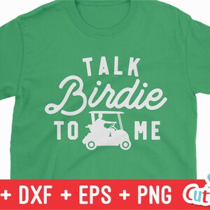 K&ouml;nnte beinhalten: Gr&uuml;nes T-Shirt mit wei&szlig;em Text, der "Talk Birdie To Me" lautet, und einer wei&szlig;en Silhouette eines Golfcarts.