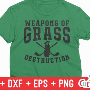 K&ouml;nnte beinhalten: Gr&uuml;nes T-Shirt mit dem Text "Weapons of Grass Destruction" in Schwarz. Eine Silhouette von Golfschl&auml;gern und einer Golftasche befindet sich in der Mitte des Textes.