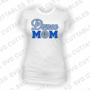 Puede incluir: Camiseta blanca con texto azul que dice "Dance Mom" con una silueta de bailarina plateada con purpurina dentro de un c&iacute;rculo.
