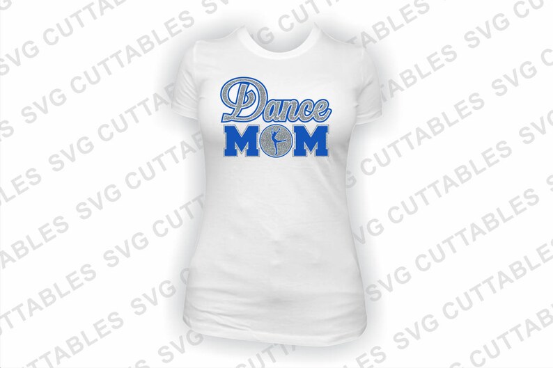 Puede incluir: Camiseta blanca con texto azul que dice "Dance Mom" con una silueta de bailarina plateada con purpurina dentro de un c&iacute;rculo.