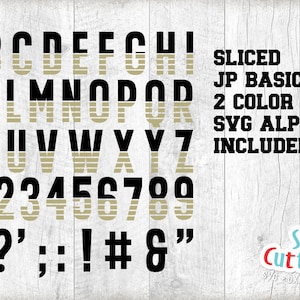 Pu&ograve; includere: Un font alfabetico bicolore con un design a righe. Il font include lettere maiuscole, numeri e segni di punteggiatura. Il testo "SLICED JP BASIC TEE 2 COLOR SVG ALPHABET INCLUDED" &egrave; incluso anche nell'immagine.