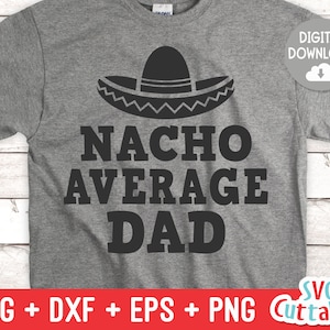 Puede incluir: Una camiseta gris con un sombrero negro y el texto "Nacho Average Dad".