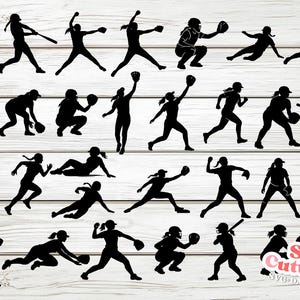Puede incluir: Conjunto de siluetas negras de jugadoras de softbol en varias poses de acción, como batear, lanzar, atrapar y correr. Las figuras están sobre un fondo claro de vetas de madera, adecuado para diseños temáticos deportivos.