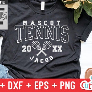 Peut inclure: Un t-shirt noir avec un motif graphique blanc qui dit "MASCOT TENNIS 20 XX JACOB" avec deux raquettes de tennis crois&eacute;es.