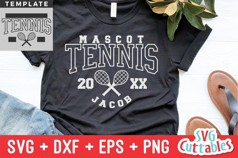 Peut inclure: Un t-shirt noir avec un motif graphique blanc qui dit "MASCOT TENNIS 20 XX JACOB" avec deux raquettes de tennis crois&eacute;es.