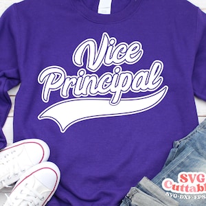 Puede incluir: Sudadera morada con texto blanco que dice "Vice Principal" en una fuente de estilo béisbol.