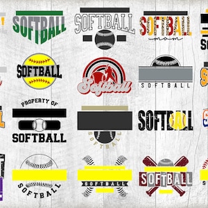 Pu&ograve; includere: Una collezione di 15 design a tema softball con vari testi, grafica e colori. I design includono "Softball", "Softball Dad", "Softball Mom", "Property of Softball", e altro ancora.