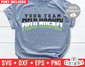 Può includere: Una maglietta blu con il testo "YOUR TEAM FIELD HOCKEY" in nero, bianco e verde. Il testo è in stile retrò con strisce.