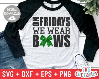 Może przedstawiać: Czarno-zielony projekt graficzny na biało-czarnej koszulce z napisem "On Fridays We Wear Bows".