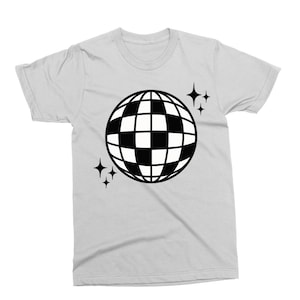 Puede incluir: Camiseta gris claro con un dise&ntilde;o de bola de discoteca en blanco y negro. El dise&ntilde;o incluye cuatro estrellas negras. La camiseta tiene cuello redondo y mangas cortas.