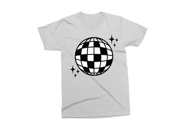 Puede incluir: Camiseta gris claro con un dise&ntilde;o de bola de discoteca en blanco y negro. El dise&ntilde;o incluye cuatro estrellas negras. La camiseta tiene cuello redondo y mangas cortas.