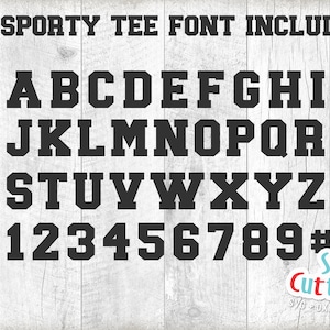 Pu&ograve; includere: Un'immagine in bianco e nero di un font sportivo con lettere maiuscole, numeri e un simbolo di cancelletto. Il font &egrave; in uno stile grassetto e a blocchi. Il testo "JP SPORTY TEE FONT INCLUDED" &egrave; nella parte superiore dell'immagine. Il testo "SVG Cuttables" &egrave; nella parte inferiore dell'immagine.