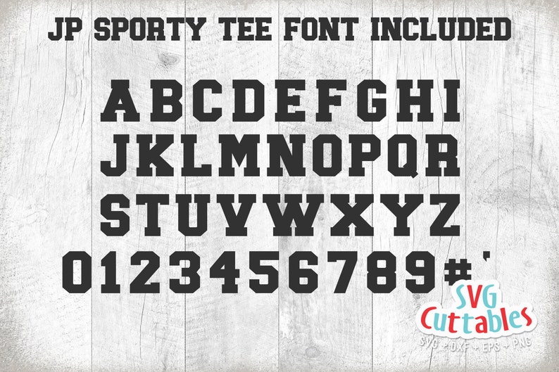 Pu&ograve; includere: Un'immagine in bianco e nero di un font sportivo con lettere maiuscole, numeri e un simbolo di cancelletto. Il font &egrave; in uno stile grassetto e a blocchi. Il testo "JP SPORTY TEE FONT INCLUDED" &egrave; nella parte superiore dell'immagine. Il testo "SVG Cuttables" &egrave; nella parte inferiore dell'immagine.