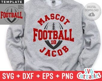 Pode incluir: Um moletom cinza com um design de futebol vermelho e preto. O design inclui as palavras "MASCOT FOOTBALL 18 JACOB" e um gráfico de futebol. A imagem também inclui o texto "SVG + DXF + EPS + PNG Cuttables".