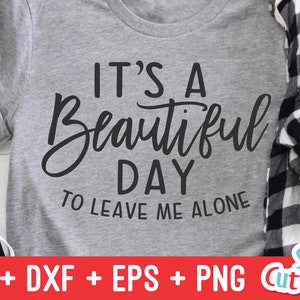 Może przedstawiać: Szary T-shirt z nadrukiem "It's a Beautiful Day to Leave Me Alone" w kolorze czarnym.