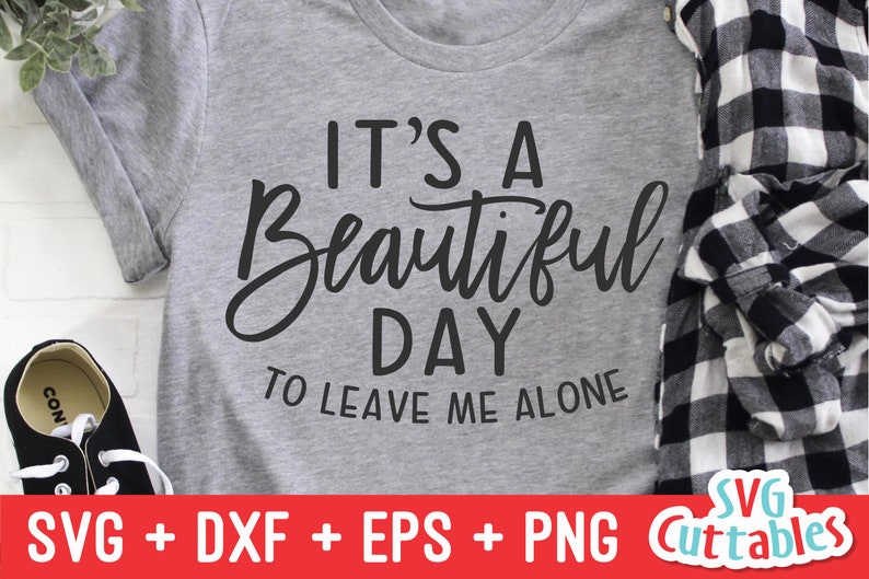 Może przedstawiać: Szary T-shirt z nadrukiem "It's a Beautiful Day to Leave Me Alone" w kolorze czarnym.