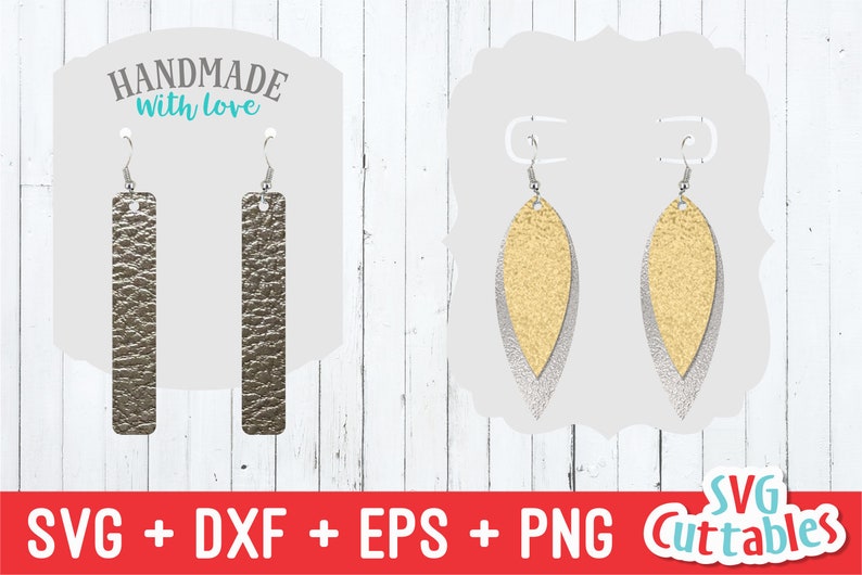 Puede incluir: Dos pares de pendientes de cuero. Un par es de forma de hoja dorada y plateada. El otro par es un rect&aacute;ngulo plateado. Los pendientes est&aacute;n en una tarjeta blanca con el texto "Handmade with love".