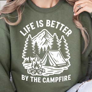 Camping SVG - La vida es mejor junto a la fogata - Camping divertido SVG - Diseño de camiseta - Archivo de corte - SVG - PNG - Silueta - Cricut