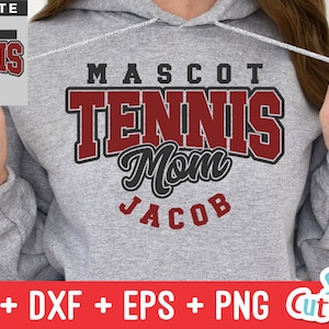 Peut inclure: Sweat-shirt gris avec du texte rouge et noir qui dit "Mascot Tennis Mom Jacob".