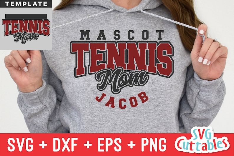Peut inclure: Sweat-shirt gris avec du texte rouge et noir qui dit "Mascot Tennis Mom Jacob".