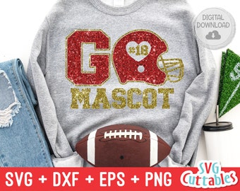 Pode incluir: Uma camisa de moletom cinza com um design "Go Mascot" em glitter dourado e um capacete de futebol em glitter vermelho com um coração e o número 18. Uma bola de futebol marrom está na parte inferior da imagem.