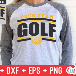 Pu&ograve; includere: Una maglietta da baseball grigia e nera con il testo "Your Team Golf" in nero con strisce gialle. Un'immagine di una palla da golf si trova sotto il testo.