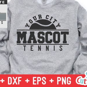 Peut inclure: Un sweat-shirt gris avec un motif graphique noir qui dit "Your City Mascot Tennis" avec un graphique de balle de tennis. Le texte est en gras, en caract&egrave;res &eacute;pais.