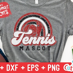 Peut inclure: Un t-shirt gris avec un design arc-en-ciel en paillettes rouge, blanc et noir. Le texte "Tennis Mascot" est dans une police r&eacute;tro avec des accents de paillettes.