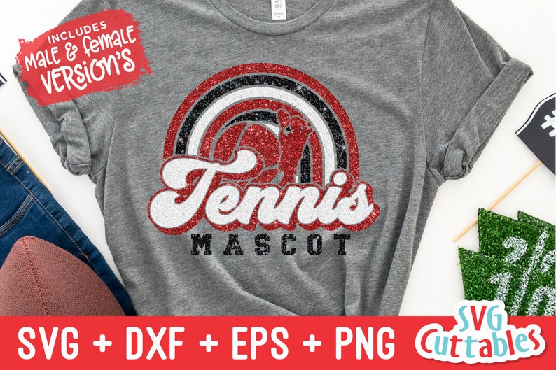 Peut inclure: Un t-shirt gris avec un design arc-en-ciel en paillettes rouge, blanc et noir. Le texte "Tennis Mascot" est dans une police r&eacute;tro avec des accents de paillettes.