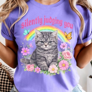 Divertente design PNG di gatto, PNG di gatto che ti giudica in silenzio, grafica per maglietta con gatto impertinente, PNG di gatto carino per amanti dei gatti, download digitale per maglietta con gatto arcobaleno immagine 12