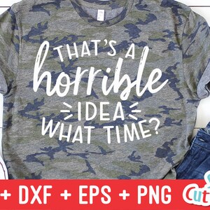 Może przedstawiać: Zielony T-shirt w kamuflaż z białym tekstem, kt&oacute;ry brzmi "That's a horrible idea - what time?"