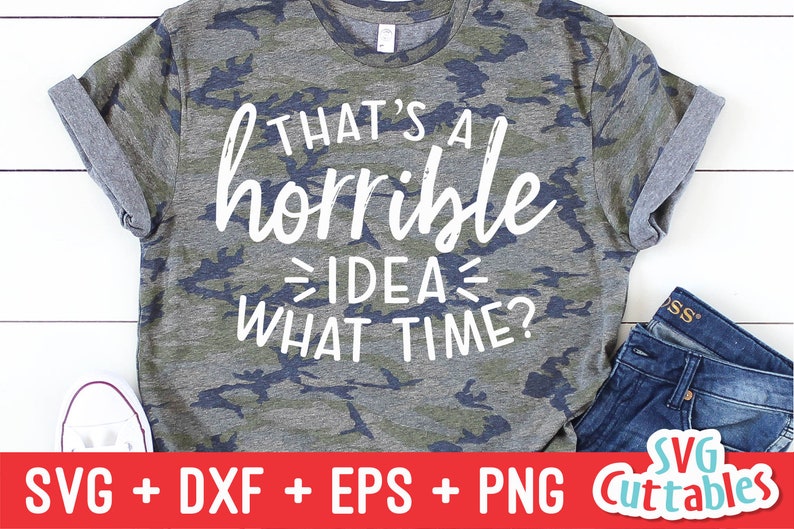 Może przedstawiać: Zielony T-shirt w kamuflaż z białym tekstem, kt&oacute;ry brzmi "That's a horrible idea - what time?"