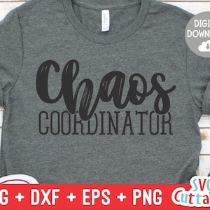 Puede incluir: Una camiseta gris con el texto "Chaos Coordinator" en letras negras. El texto está en una fuente estilizada con un borde decorativo.