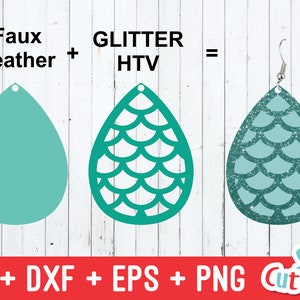 Puede incluir: Tres pendientes de color azul verdoso en forma de l&aacute;grima con un patr&oacute;n de escamas. El pendiente de la izquierda es s&oacute;lido, el del medio tiene un patr&oacute;n de escamas recortado y el de la derecha tiene un acabado brillante. El texto "Faux Leather + Glitter HTV =" est&aacute; por encima de los pendientes. El texto "SVG + DXF + EPS + PNG Cuttables" est&aacute; por debajo de los pendientes.