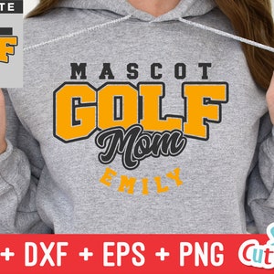 Pu&ograve; includere: Una felpa con cappuccio grigia con il testo "MASCOT GOLF Mom" in lettere nere e gialle. La parola "Mom" &egrave; in un font corsivo. Il nome "Emily" &egrave; scritto sotto il testo in lettere nere.