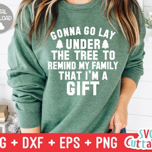 Puede incluir: Sudadera verde con texto blanco que dice "Gonna go lay under the tree to remind my family that I'm a gift".