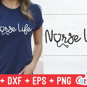 Pu&ograve; includere: Un design grafico bianco su una maglietta blu navy che dice "Nurse Life" con un grafico di stetoscopio. Il design &egrave; anche mostrato su uno sfondo bianco.