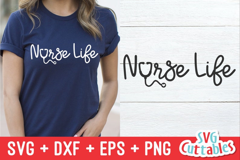 Pu&ograve; includere: Un design grafico bianco su una maglietta blu navy che dice "Nurse Life" con un grafico di stetoscopio. Il design &egrave; anche mostrato su uno sfondo bianco.