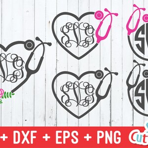 Pu&ograve; includere: Quattro diversi design di uno stetoscopio e un cuore con un monogramma al centro. I design sono in bianco e nero e includono un cerchio, un cuore e un cuore con fiori.