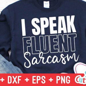 Może przedstawiać: Bordowy sweter z napisem "I Speak Fluent Sarcasm" w kolorze białym.