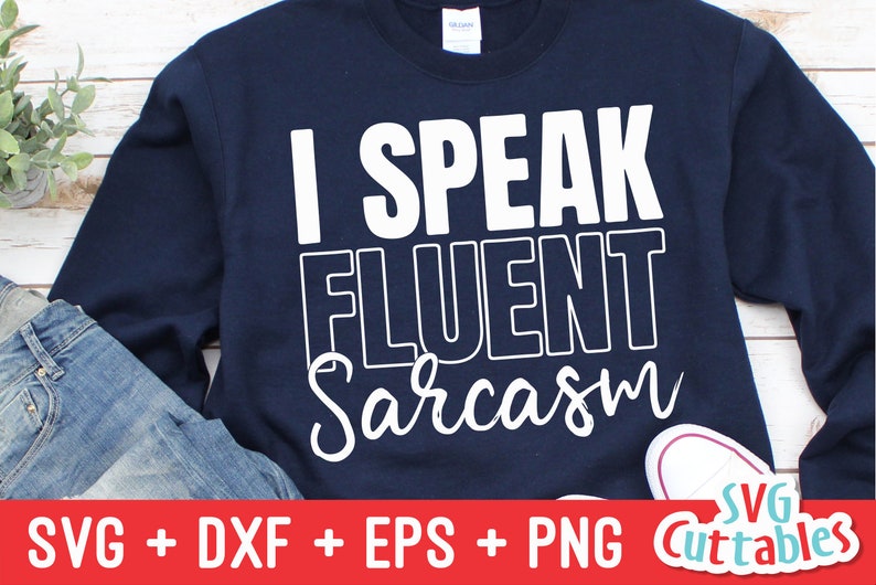 Może przedstawiać: Bordowy sweter z napisem "I Speak Fluent Sarcasm" w kolorze białym.