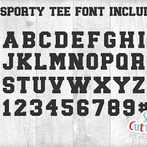 Pu&ograve; includere: Immagine in bianco e nero di un font sportivo con lettere maiuscole dalla A alla Z, numeri da 0 a 9 e un segno di numero. Il font &egrave; in stile grassetto e a blocchi. Il testo "JP SPORTY TEE FONT INCLUDED" &egrave; nella parte superiore dell'immagine. Il testo "SVG Cuttables" &egrave; nella parte inferiore dell'immagine.