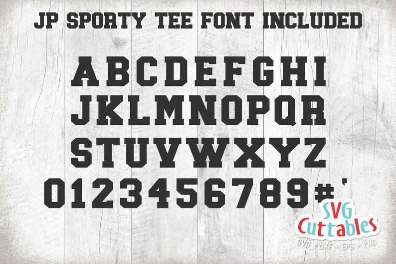 Pu&ograve; includere: Immagine in bianco e nero di un font sportivo con lettere maiuscole dalla A alla Z, numeri da 0 a 9 e un segno di numero. Il font &egrave; in stile grassetto e a blocchi. Il testo "JP SPORTY TEE FONT INCLUDED" &egrave; nella parte superiore dell'immagine. Il testo "SVG Cuttables" &egrave; nella parte inferiore dell'immagine.