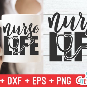 Pu&ograve; includere: Un designo in bianco e nero di uno stetoscopio con le parole "Nurse Life" su una tazza bianca. La tazza &egrave; tenuta da una mano.