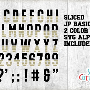 Pu&ograve; includere: Un font alfabetico a strisce nere e dorate con numeri e segni di punteggiatura. Il testo "SLICED JP BASIC TEE 2 COLOR SVG ALPHABET INCLUDED" &egrave; incluso anche nell'immagine.