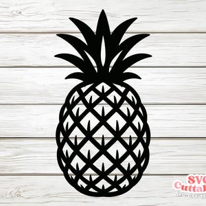 Puede incluir: Silueta negra de piña con un patrón de trama cruzada detallado sobre un fondo de madera blanca. La piña tiene una corona puntiaguda y un cuerpo texturizado. El diseño digital es adecuado para proyectos de manualidades.