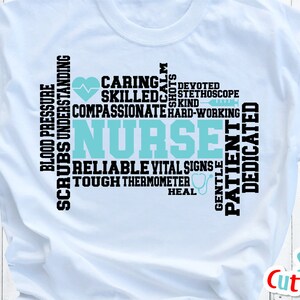 Pu&ograve; includere: Una maglietta bianca con un design nero e blu che dice "NURSE" in grandi lettere. Il design include anche parole come "caring", "skilled", "compassionate", "reliable", "patient" e "dedicated".