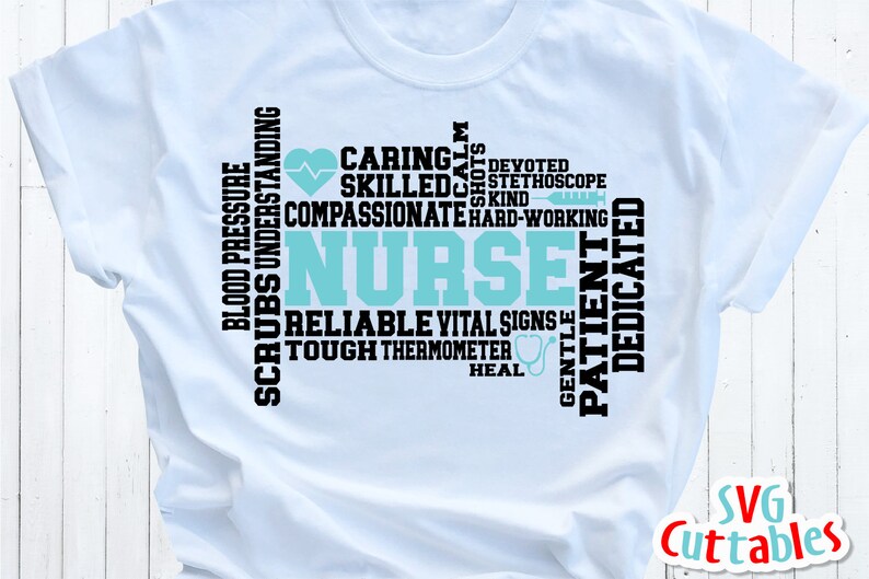 Pu&ograve; includere: Una maglietta bianca con un design nero e blu che dice "NURSE" in grandi lettere. Il design include anche parole come "caring", "skilled", "compassionate", "reliable", "patient" e "dedicated".