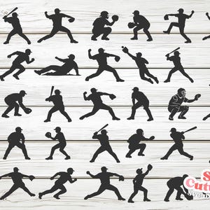 Puede incluir: Gráficos de siluetas negras de jugadores de béisbol en varias poses de acción, incluyendo bateo, lanzamiento y fildeo. La imagen presenta múltiples figuras sobre un fondo claro de vetas de madera. El texto "SVG Cuttables" está en la esquina inferior derecha.